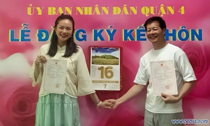 Phan Như Thảo và Đức An tại buổi đăng ký kết hôn ở Ủy ban Nhân dân quận 4. Ảnh: Nhân vật cung cấp