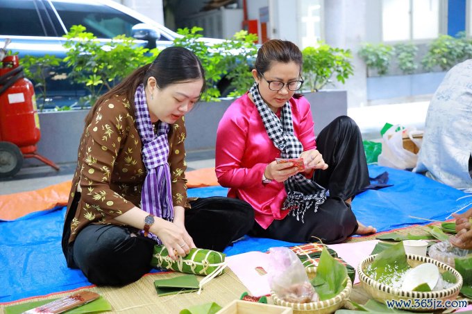 Giảng viên Đại học Luật TP HCM tham gia hội thi gói bánh chưng， ngày 16/1. Ảnh: ULAW