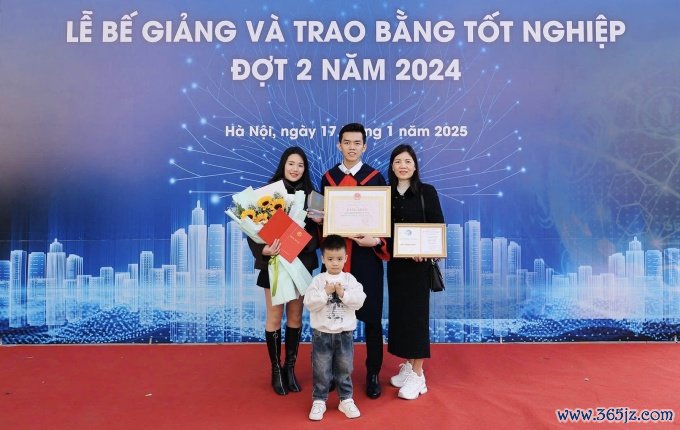 Mạnh cùng người thân trong ngày nhận bằng tốt nghiệp. Ảnh: Nhân vật cung cấp