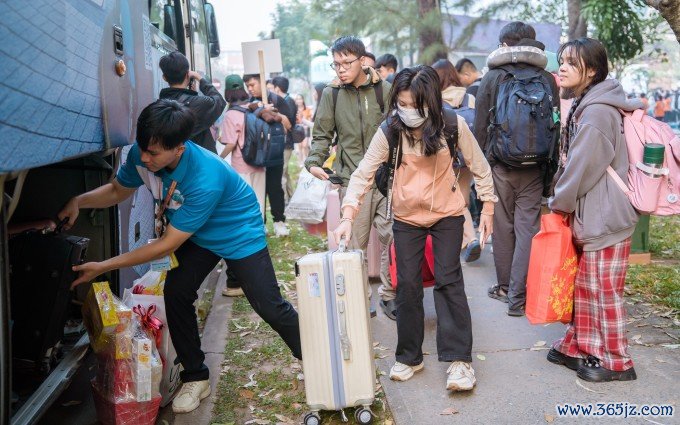 Sinh viên sắp xếp hành lý để về quê trên chuyến xe của trường Đại học Sư phạm Kỹ thuật TP HCM. Ảnh: HCMUTE