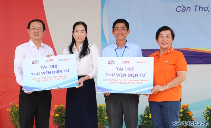 Bộ trưởng Huỳnh Thành Đạt cùng bà Chủ tịch Quỹ Hy vọng Trương Thanh Thanh thực hiện nghi thức trao tặng thư viện điện tử cho hai trường học ở huyện Thới Lai， TP Cần Thơ， ngày 10/1. Ảnh: An Bình