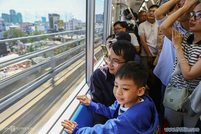 Khách đi metro Bến Thành - Suối Tiên. Ảnh: Quỳnh Trần