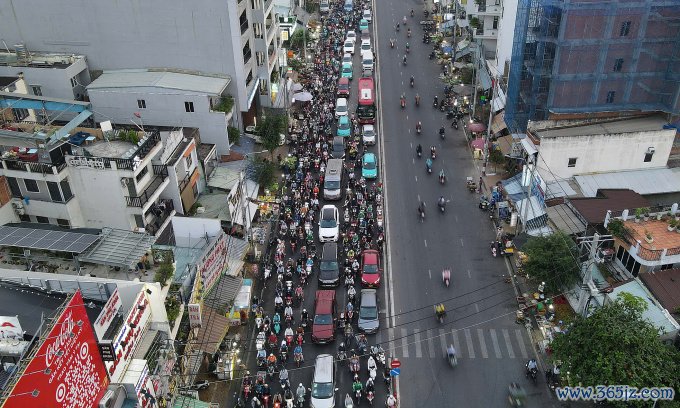 Dòng xe đông đúc, kéo dài trên đường Nguyễn Xí đổ ra đại lộ Phạm Văn Đồng, chiều 9/1. Ảnh: Đình Văn